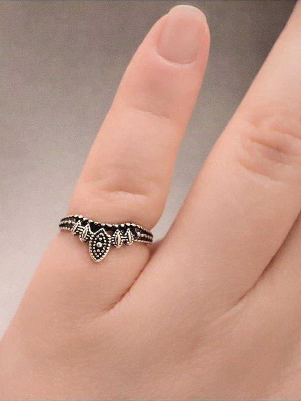 Filigree Ring in Black & Silver Like New Size 5